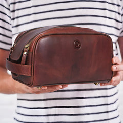 Aaron Leather Goods Vendimia Estilo durable hardware and YKK zipper endure frequent trips.