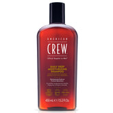 American Crew shampoo bottle pour highlights daily deep moisturizing formula for hydrated, clean hair.