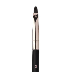 Anastasia Beverly Hills Brush 3, aplicación suave en la línea de agua para delineado definido.
