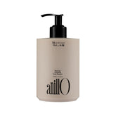 ANILLO vegan-nourishing-scalp-shampoo-bottle-pour demonstrates easy application for balanced scalp health.