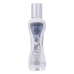BioSilk Silk Therapy Lite envase vertiendo producto para un acabado ligero