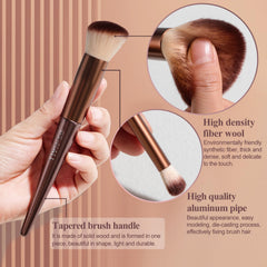 BS-MALL eyeshadow brush with plush bristles for even color payoff.