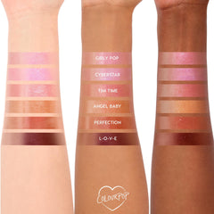 ColourPop So Juicy acabado perlado realza la textura labial con brillo sutil.