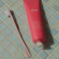 DAE Dual-Edge Styling Brush side-angle view shows precision comb end for edges control.