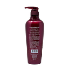 Daeng Gi Meo Ri shampoo lather close-up highlighting lightweight, softening foam.