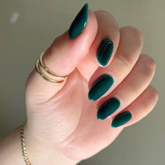 Daisy DND Auora Green nail lacquer bottle for quick at-home manicure.