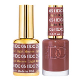 Daisy DND DC gel polish bottle closeup in brown macore for long-lasting color.