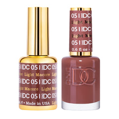 Daisy DND DC gel polish bottle closeup in brown macore for long-lasting color.