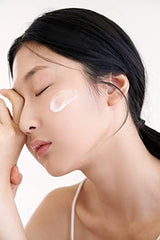 Close-up of DearKlairs Vitamin E Mask gel texture suggesting smooth, illuminating application.