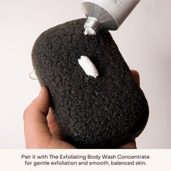 Everist Konjac exfoliante con carbón vegetal para una limpieza suave.