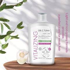 Farmasi Dr. C. Tuna Garlic Shampoo pump-application scene demonstrates easy cleansing.