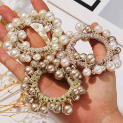 Detalle de perlas Fashey, resistente y suave para no dañar el cabello.