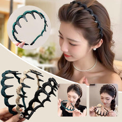 Generic U-shaped headband with wavy teeth closeup demonstrates stable hold.