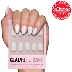 Acabado opaco de Glamnetic White Swan para un look sobrio y pulido.