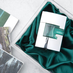 GUESS Man Gift Set shower gel cleanses with citrus aroma for any routine.