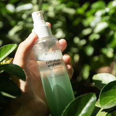 HARUHARU Wonder Black Bamboo Mist, primer plano de extractos de bambú para antioxidantes.