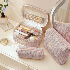 HBselect double-zipper gold-plated detail ensures smooth opening and neat storage