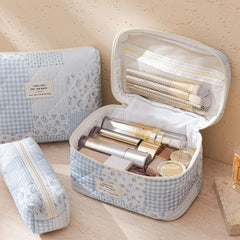 HBselect makeup bag features a gold-plated zipper; opens smoothly for easy access.