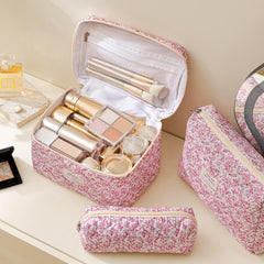 HBselect large-capacity bag holds cosmetics and brushes for travel.