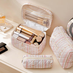 HBselect quilted makeup bag zipper detail highlights gold-plated pull for smooth opening.