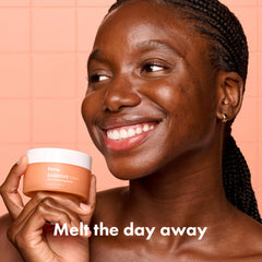 HERO COSMETICS Bálsamo Desmaquillante, aplicación en mano, funde el maquillaje para una limpieza suave.