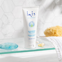 Inis the Energy of the Sea body scrub seaweed-extracts close-up highlighting skin-brightening exfoliation