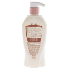 It's A 10 Coily Miracle Hydrating Shampoo lather demonstrates buildup removal and shine enhancement.