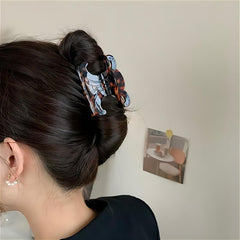 JITUIHOM butterfly clip in black adds versatile style and subtle shine.