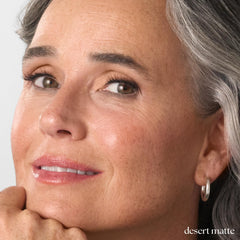 Julep Eyeshadow 101 built-in smudger demonstrates quick seamless blending.