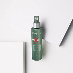 Kerastase Genesis Homme Spray hands-application demonstrates even distribution on wet hair