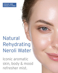 Kerstin Florian Neroli Water Face Mist: atomizador en acción para bruma facial