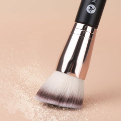 KINGMAS brush with soft synthetic hair delivers silky feel.