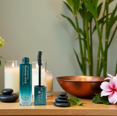 Leaf & Flower Tame & Fix Flyaway Stick delivers soft hold without crunch, ideal for sleek styles.