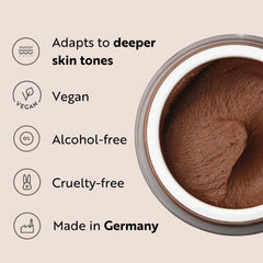 M. Asam Magic Finish fingers-swatch for quick, natural coverage.