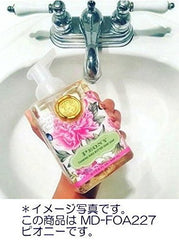 Michel Design Works Season's Greetings foam pump closeup—rich lather for gentle cleansing.