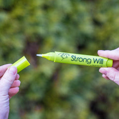 Nail Quail Strong Will pen cap closed demonstrates one-handed, portable anti-bite solution.