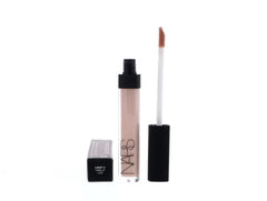NARS Radiant Creamy Concealer Custard applicator highlights easy blending