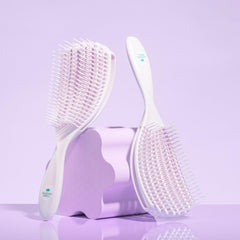 Nature Spell FlexiFlow brush’s waterproof design supports detangling on wet hair and rinsing