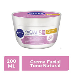 NIVEA Aclaradora Natural cream application demonstrates fast absorption for morning routines.