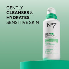 Aplicación suave de No7 Derm Solutions en la piel para limpieza gentil.