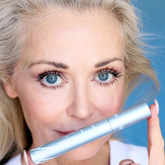 Prime Prometics PrimeLash brush close-up focusing on clump-free separation.