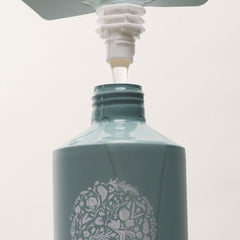 RŌZ Foundation Shampoo rich lather demonstrates effective cleansing without stripping moisture.