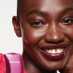Saie Glossybounce Dream doe-foot applicator loaded with gloss, ensures precise buildup