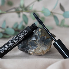 Sandstone Scandinavia hypoallergenic mascara smudge-test demonstrates long-wear performance without smudging.