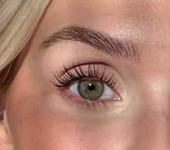 Sandstone Scandinavia mascara wand application demonstrates smooth coating and lengthening potential.