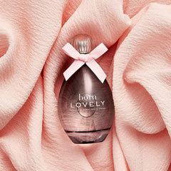 Sarah Jessica Parker Born Lovely amber-floral scent profile captured in glass for everyday elegance