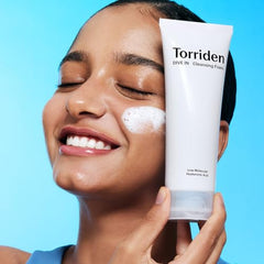 Torriden Dive In cleansing foam foamy-lather demonstrates rich, mild cleansing experience.