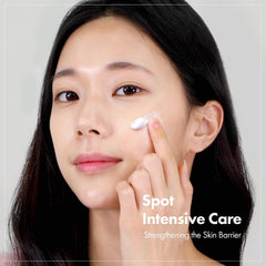 TOSOWOONG applying cream to hand showing quick absorption and soothing