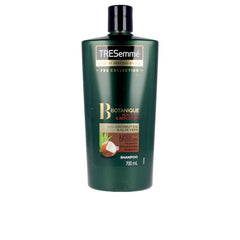 Champú TRESemmé Botanique Nutre y repone para cabello suave y nutrido.