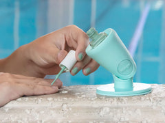 Tweexy Hinge airlock suction creates mess-free polish sessions and secure placement on surfaces.